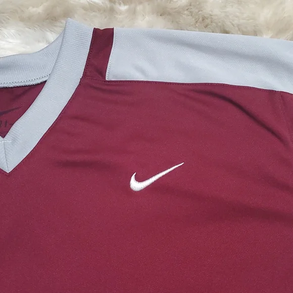 Womens like new burgundy Nike baseball T-shirt - Picture 5 of 6